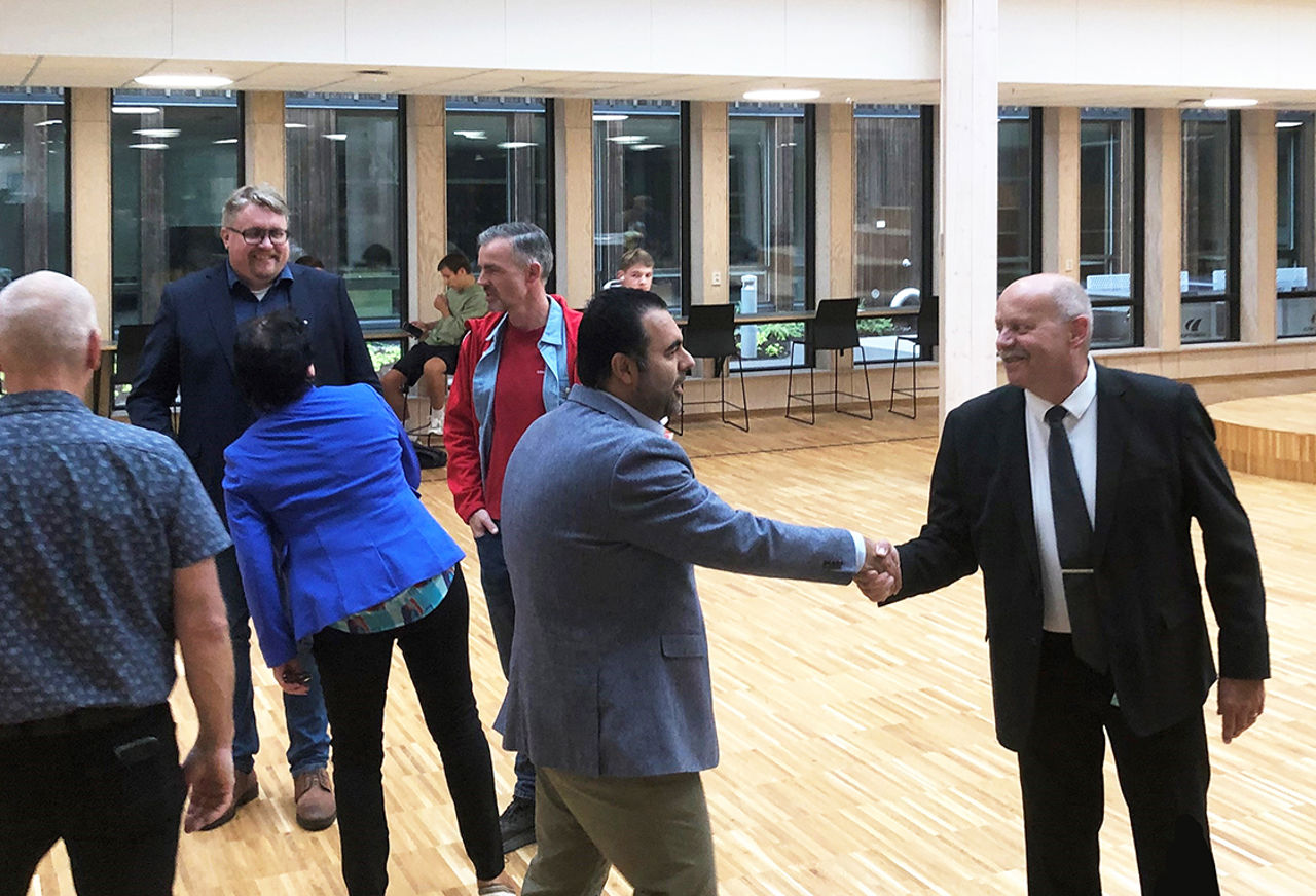 Stortingspresident Masud Gharahkhani blir tatt godt i mot ved Førde vidaregåande skule.