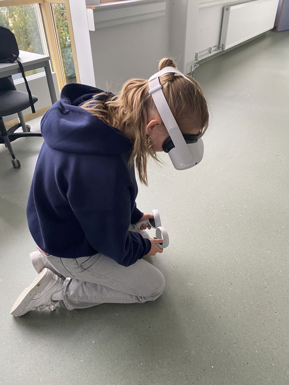 Elev som bruker VR-briller