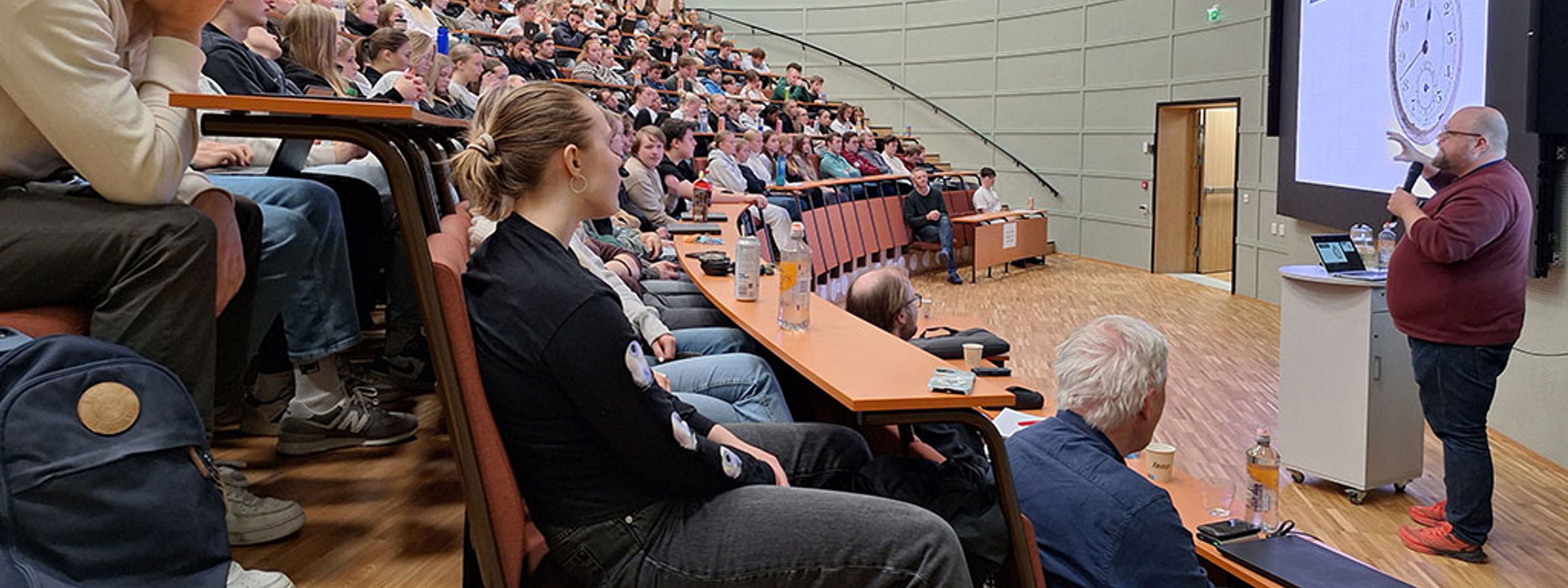 Pål Berg Svenungsen (HVL) i auditoriet ved Førde vgs.