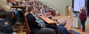 Pål Berg Svenungsen (HVL) i auditoriet ved Førde vgs.